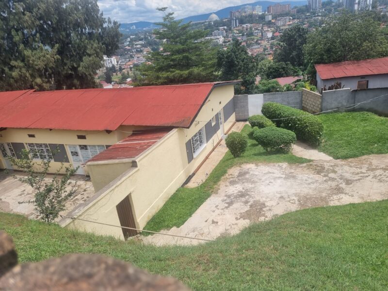 Remera old house with big plot for sale