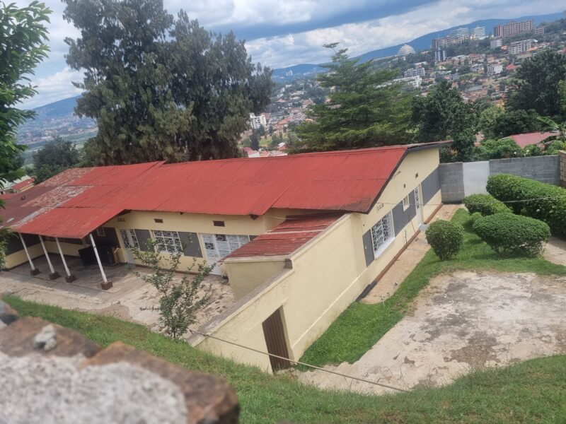 Remera old house with big plot for sale