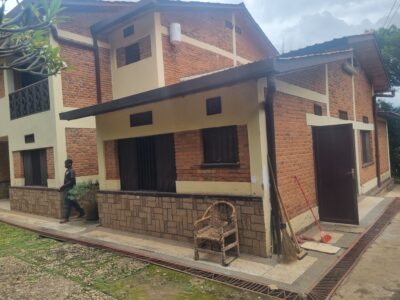 Nyarutarama old house with big plot for sale