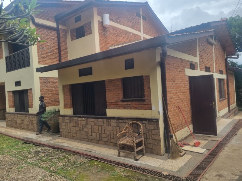 Nyarutarama old house with big plot for sale