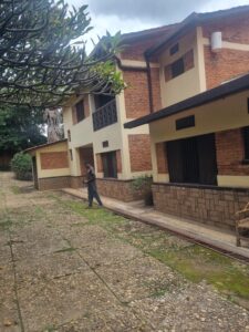 Nyarutarama old house with big plot for sale