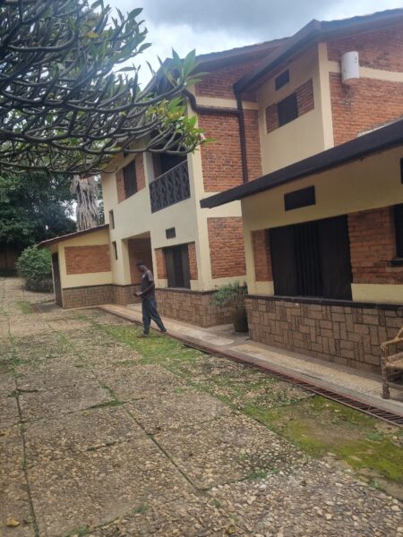 Nyarutarama old house with big plot for sale