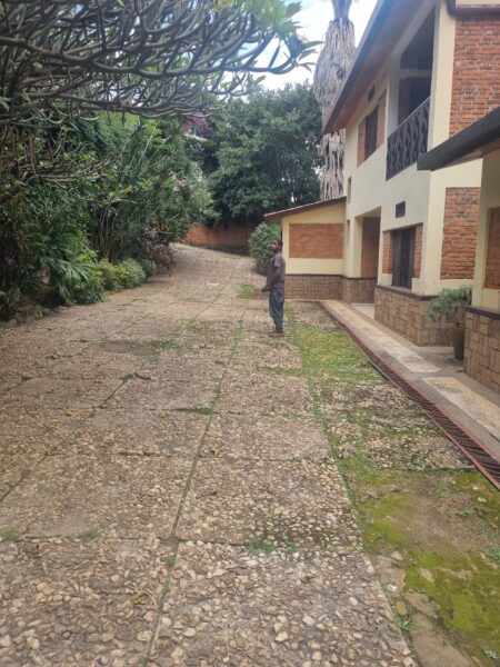 Nyarutarama old house with big plot for sale