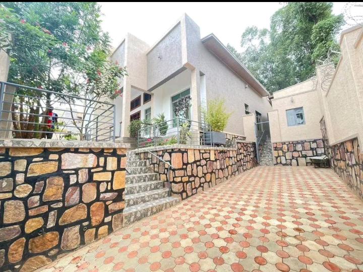 HOUSE FOR SALE GACURIRO